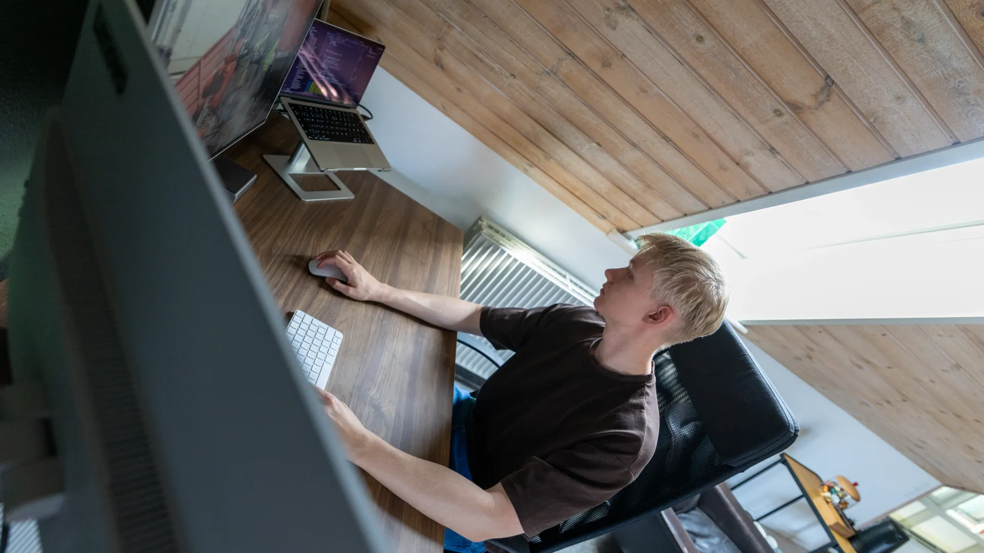 Anton Steffens sidder ved hans skrivebord i studiet og arbejder.